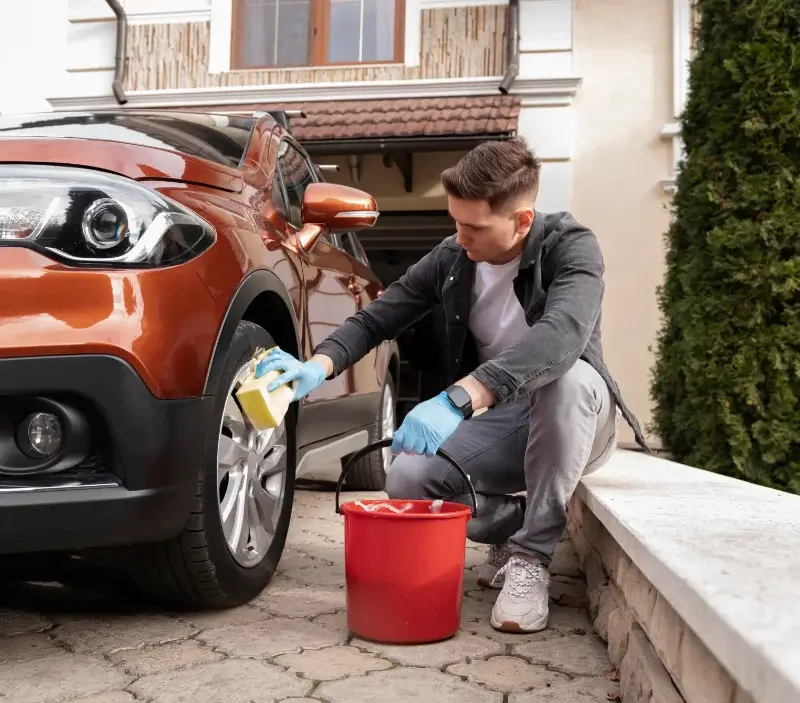 Lavage auto à domicile Busque : professionnel intervenant sur un véhicule